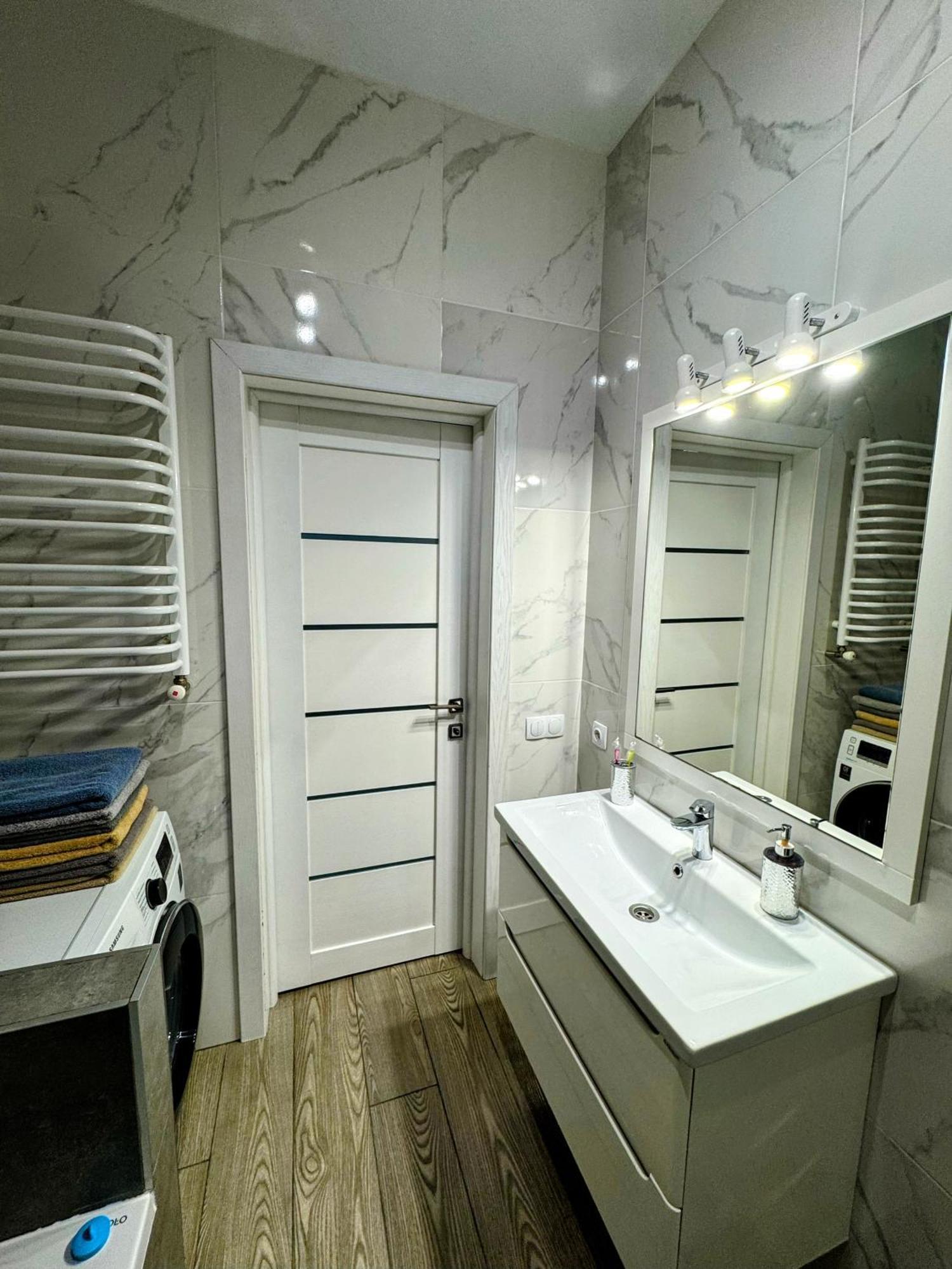 Lux Apartment & Центр,Жк Театральний Rivne Exterior foto